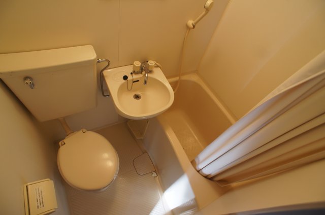 トイレ　3点ユニットバスです