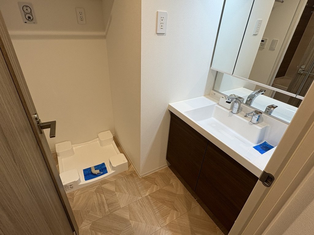 洗面設備　扉付き脱衣所　独立洗面台・洗濯パン