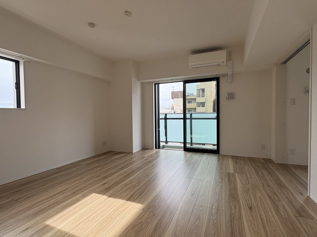 居室・リビング　前面棟の影響なく陽当り良好な角部屋　エアコン完備