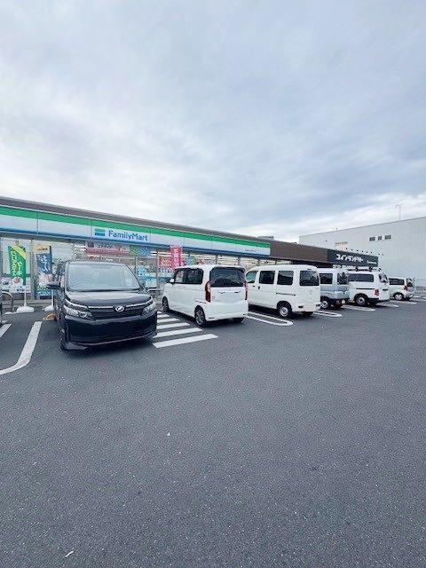 コンビニ　ファミリーマート（コンビニ）まで400m