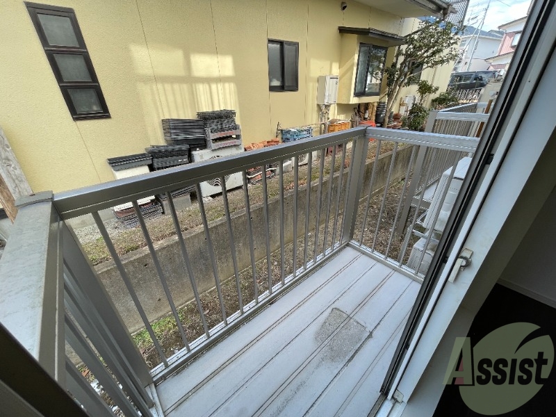 バルコニー　バルコニー。洗濯物がはかどりそうな広さがありますよ。