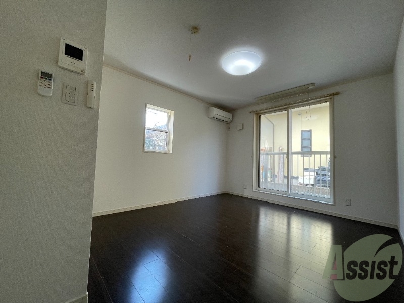 居室・リビング　８．１帖の洋室です。広々として、きれいですね。