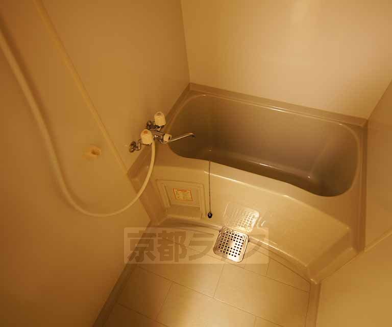 バス・シャワールーム　シャワー付きの便利なお風呂です。