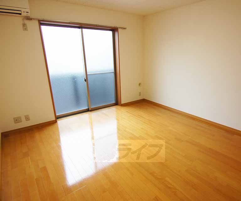 居室・リビング　８帖を越える広々した洋室です。