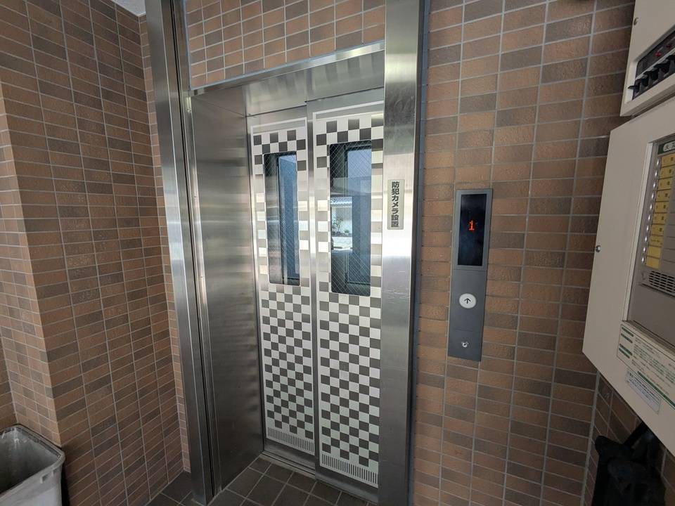 エントランス　エレベーター