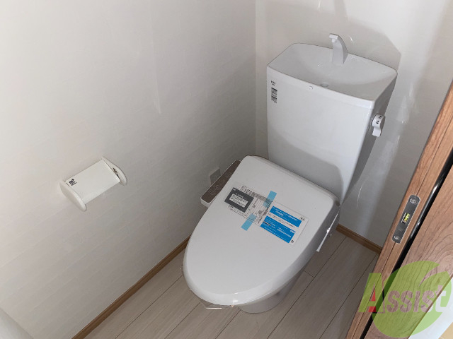 トイレ　こちらがトイレです。嬉しい多機能付きですよ。