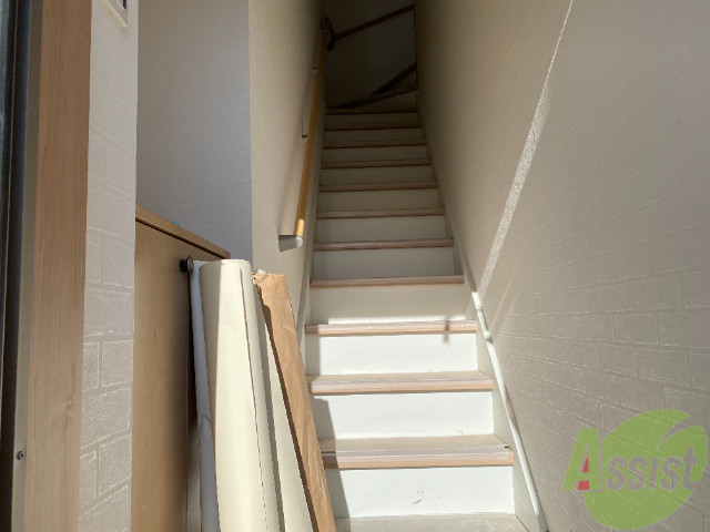 玄関　玄関からの撮影です。階段には手すりが設けられています。