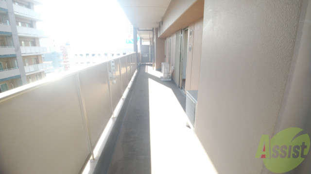 バルコニー　リビングからつながるバルコニーは陽の光がよく当たる快適空間