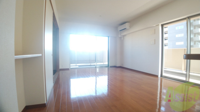 居室・リビング　１６帖のリビングです、大きな窓も２つあり陽の光も沢山入ります