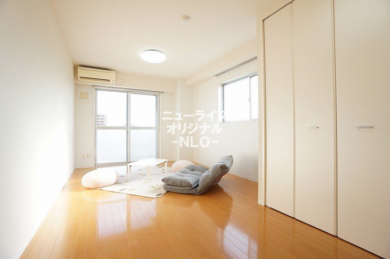 居室・リビング　大きな家具も置ける9帖超えの洋室☆※雑貨等は撮影用備品です。