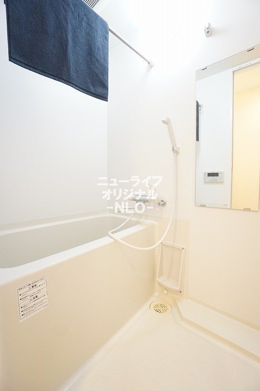 バス・シャワールーム　バスタブに浸かって一日の疲れを癒せます☆※雑貨は撮影用備品。