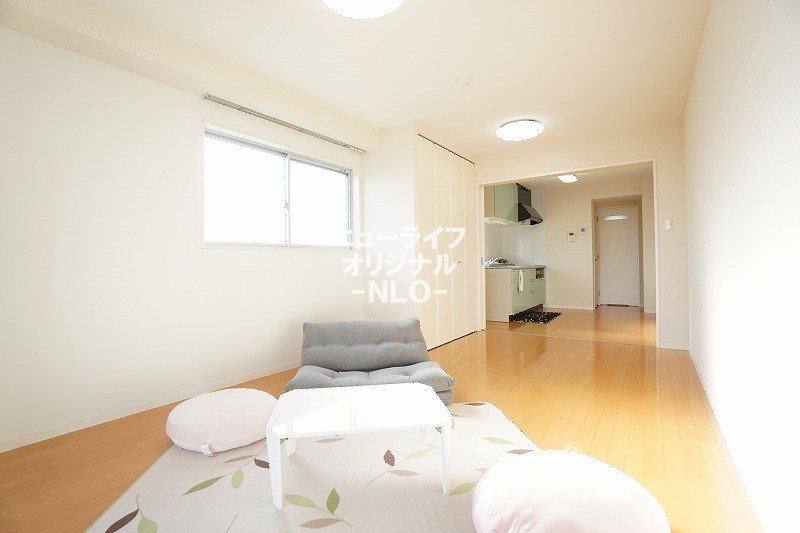 その他部屋・スペース　DKとの間仕切りを開けて開放的な空間に☆※雑貨は撮影用備品。