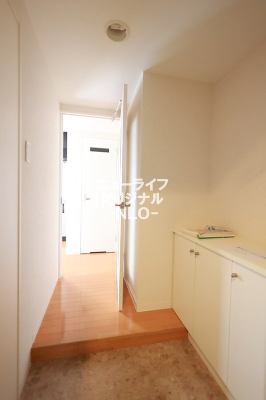 玄関　シューズボックス付、広い玄関空間☆※小物は撮影用備品です。