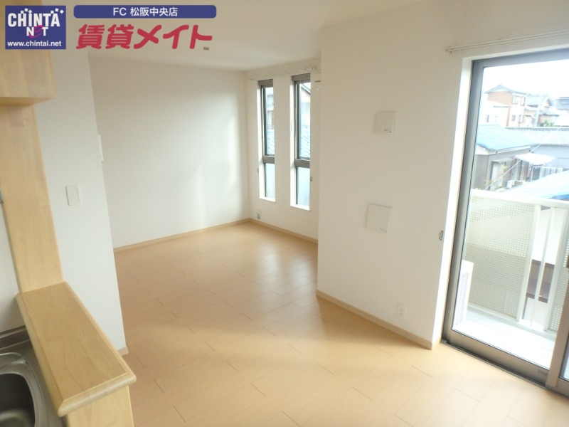 居室・リビング　同物件別室反転写真