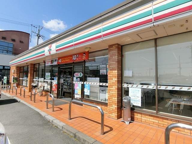 コンビニ　セブンイレブン（コンビニ）まで532m