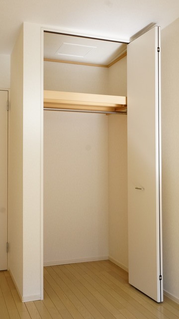 収納　パイプハンガーがあるのでたたまず衣類を掛けることができます♪