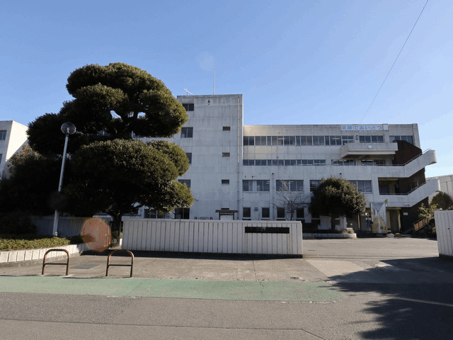 中学校　伊勢原市立伊勢原中学校（中学校）まで1258m