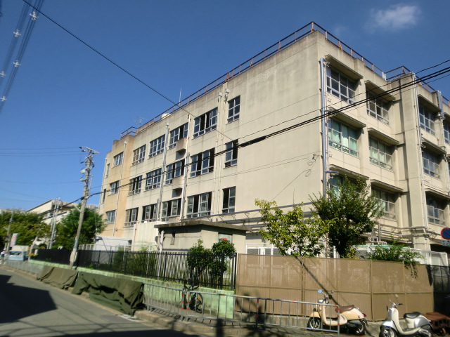 中学校　高井田中学校（中学校）まで700m