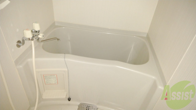 バス・シャワールーム　浴室はきれいで追い焚き機能もついていて快適に過ごせます。