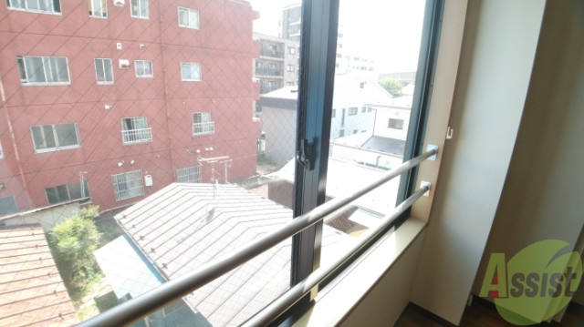 バルコニー　大きな窓からは沢山の陽の光が入ります、気持ちがいい