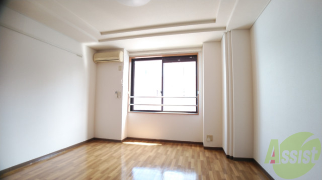 居室・リビング　７．５帖の洋室は窓から気持ちの良い光が差し込みます。