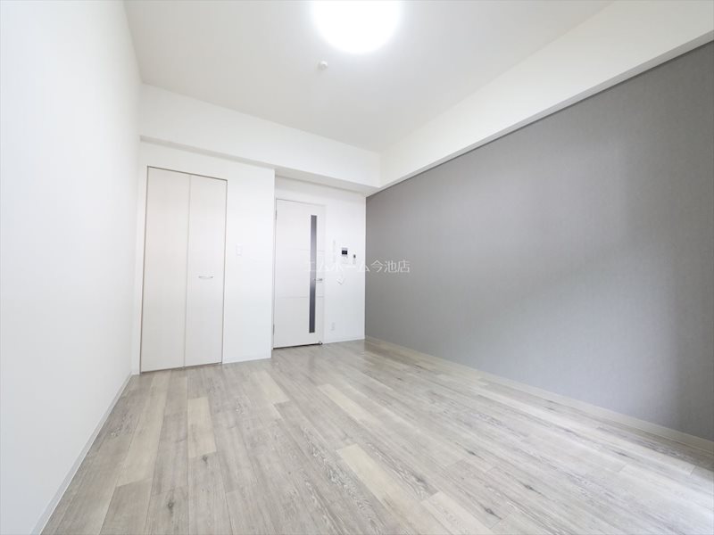 その他　洋室9.8帖　エアコン完備　バルコニーに面しています