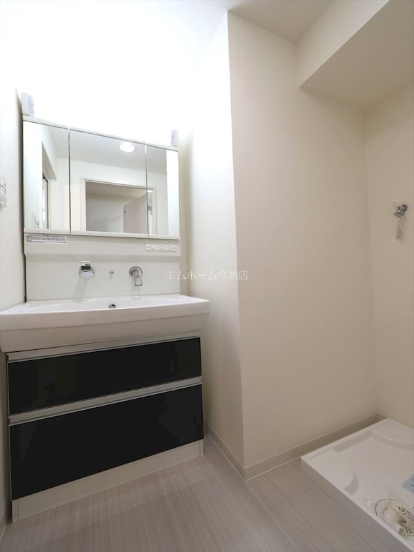 洗面設備　脱衣所　独立洗面台（シャンプードレッサー付）