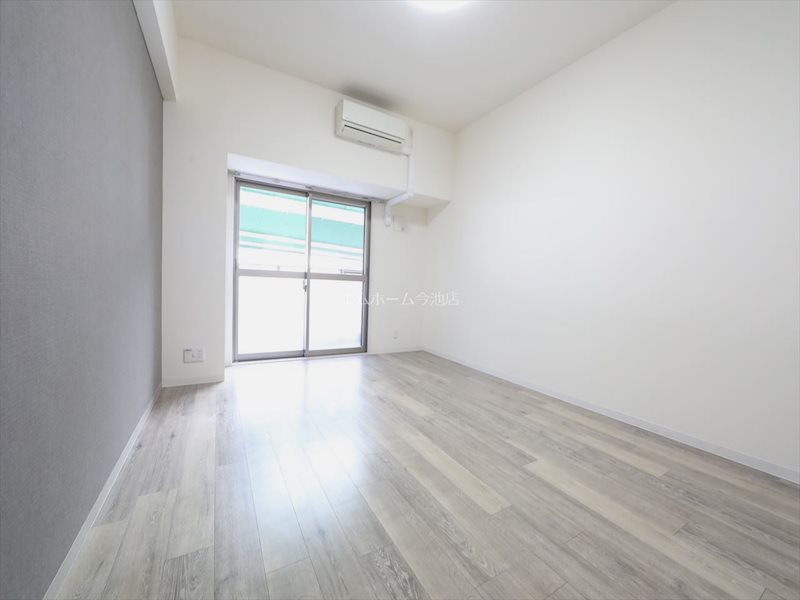 その他部屋・スペース　洋室9.8帖　エアコン完備　バルコニーに面しています