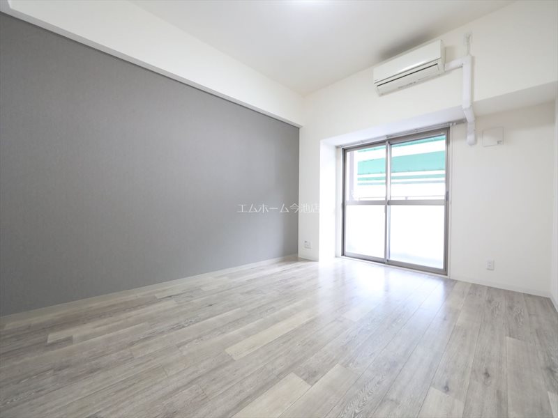 バルコニー　洋室9.8帖　エアコン完備　バルコニーに面しています