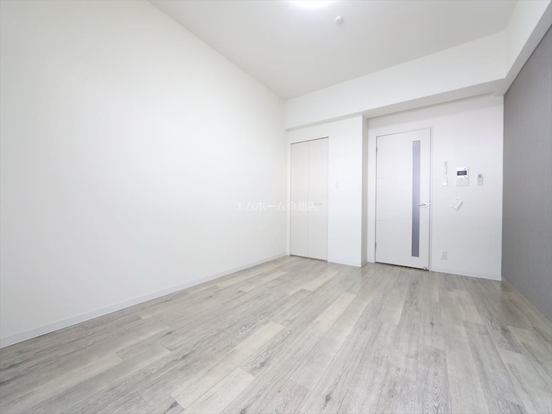 居室・リビング　洋室9.8帖　エアコン完備　バルコニーに面しています