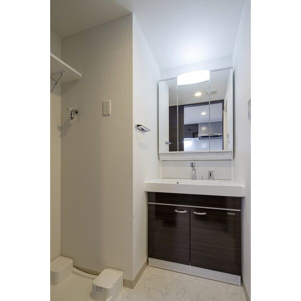 洗面設備　ゆったりとスペースのある洗面所