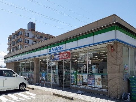 コンビニ　ファミリーマート富山中央市場店（コンビニ）まで650m