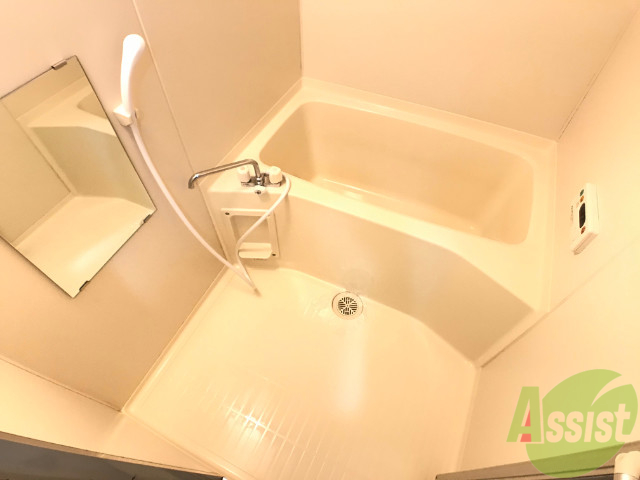 バス・シャワールーム　バスルームは狭すぎず、シャワーも浴びやすそうです。