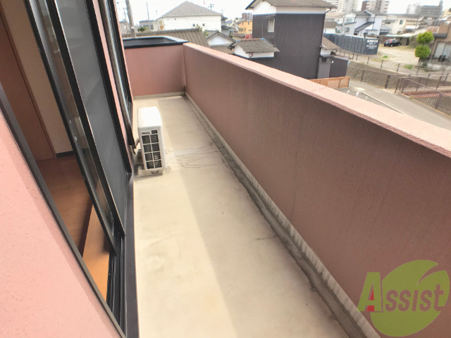 バルコニー　バルコニーはこちらです。広くて洗濯も干せるスペースがありそう