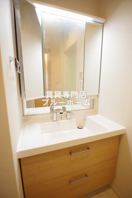 洗面設備　収納付き三面鏡独立洗面台！