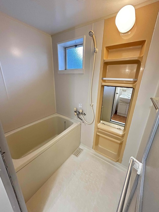 バス・シャワールーム　【冬築タウン・パートII F棟】バス