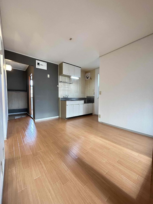 居室・リビング　【冬築タウン・パートII F棟】レースカーテンは設備です。