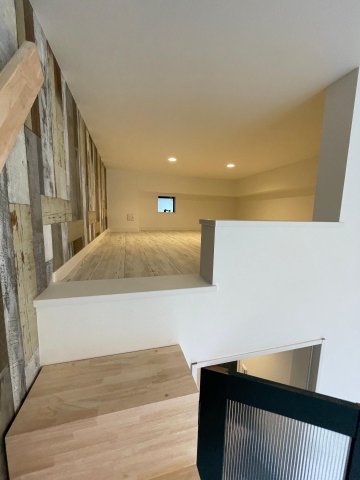 その他部屋・スペース　ロフトにも出窓と照明、コンセントあり。