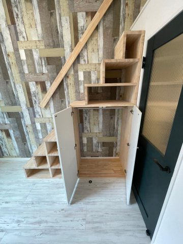 収納　階段下収納はハンガーポール付きでクローゼットとして使えます。