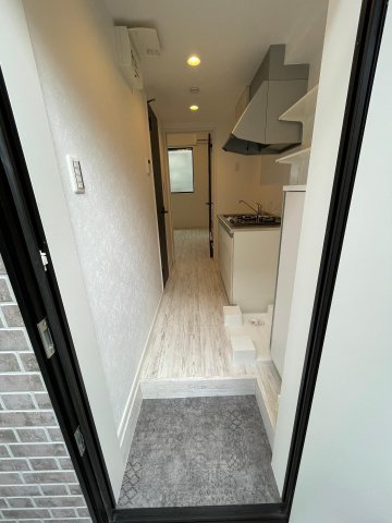 玄関　居室も含めフローリングはお洒落なホワイトペイントで統一。