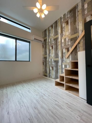 居室・リビング　お洒落なシーリングファンとアクセントクロスを採用。