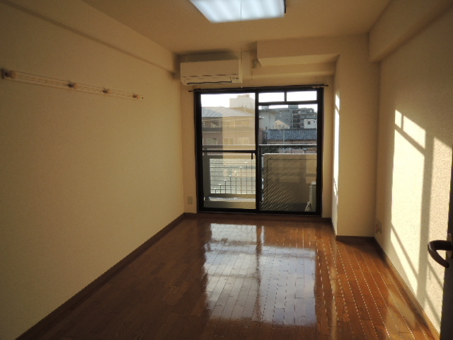 居室・リビング　バルコニーからの柔らかな光で明るいお部屋です。