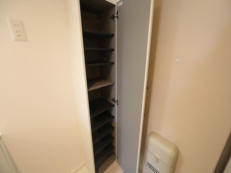 玄関　玄関　シューズボックス付（収納充実してます）