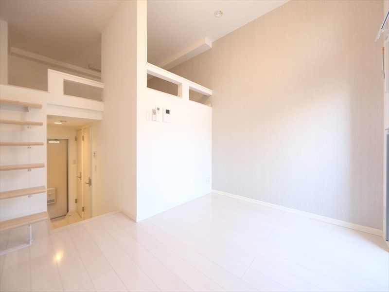 居室・リビング　洋室6.1帖　ロフト5.9帖（収納にも寝室にも使えます）