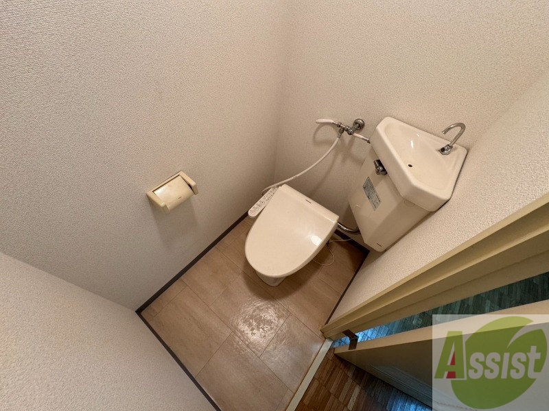 トイレ　こちらはトイレです。清潔感があり、安心して使用できます。