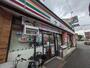 コンビニ　セブンイレブン古市場店（コンビニ）まで957m