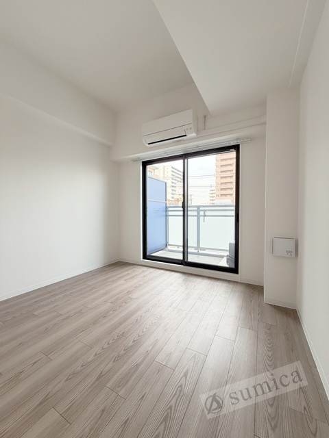 その他部屋・スペース　内装は落ち着いています。おおきな窓で明るさを演出。