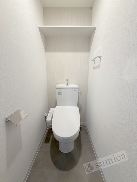 トイレ　人気アイテムの温水洗浄便座。清潔感のあるトイレです。