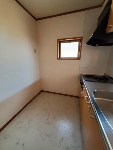 キッチン　参考写真になります。 （中部屋の為、窓はありません）