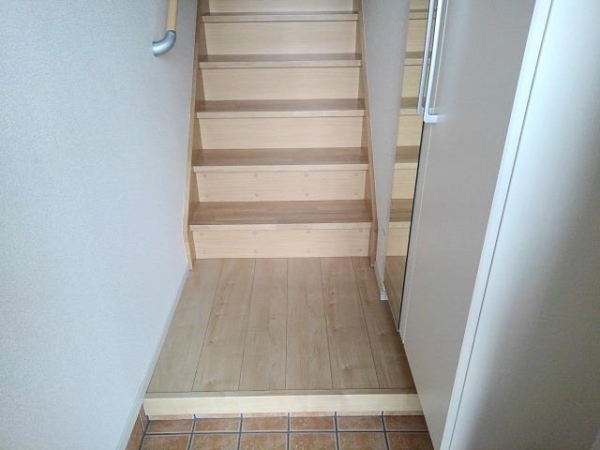 玄関　入ってすぐに内階段あります